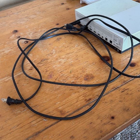 Xbox 1 s including two controllers